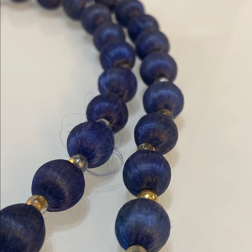 Blue silk beaded necklace - Picture 2 of 3